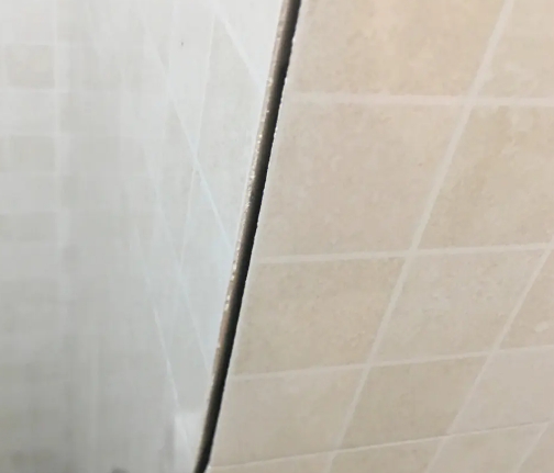 兴宾瓷砖空鼓维修公司分享阳台瓷砖脱落的修复过程可以分为以下几个步骤