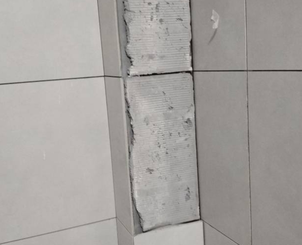 兴宾瓷砖空鼓维修公司分享下瓷砖施工前基层浇水润湿程度不足，可能导致以下问题