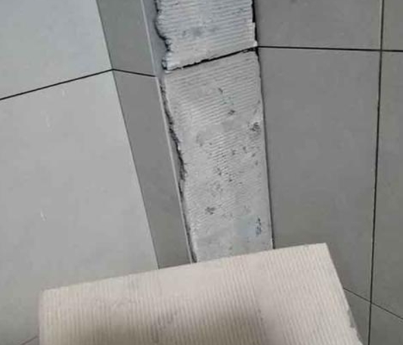 兴宾瓷砖空鼓维修公司分享下厨房瓷砖脱落的补救措施。